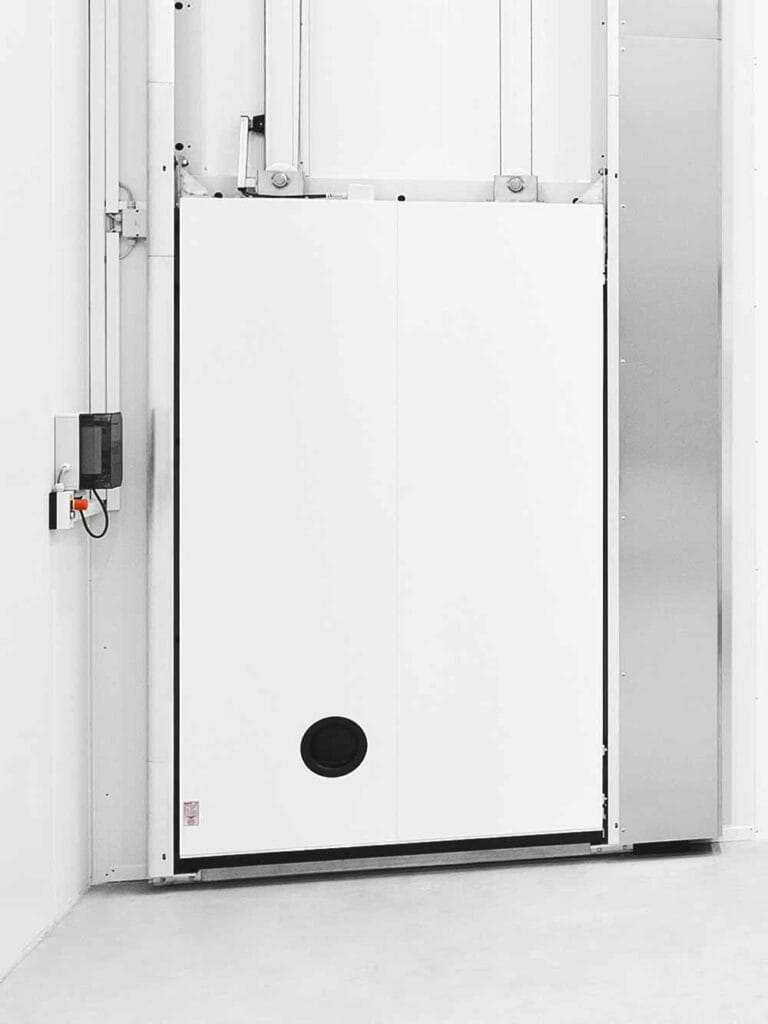 Kylmä- ja pakastetilojen nosto-ovet
