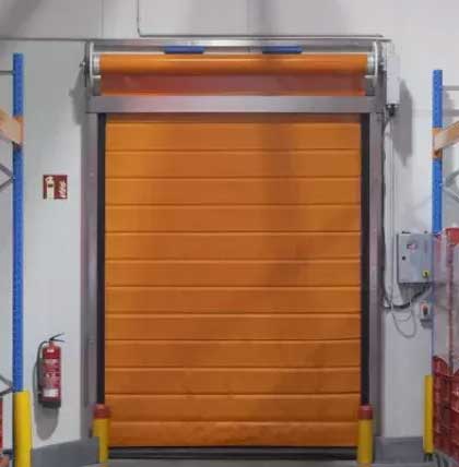 Kylmä- ja pakastetilojen eristetyt pikarullaovet